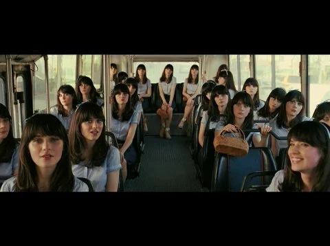 Fotograma de (500) Days of Summer: un bus lleno de decenas de mujeres idénticas a Summer, todas mirando a la cámara