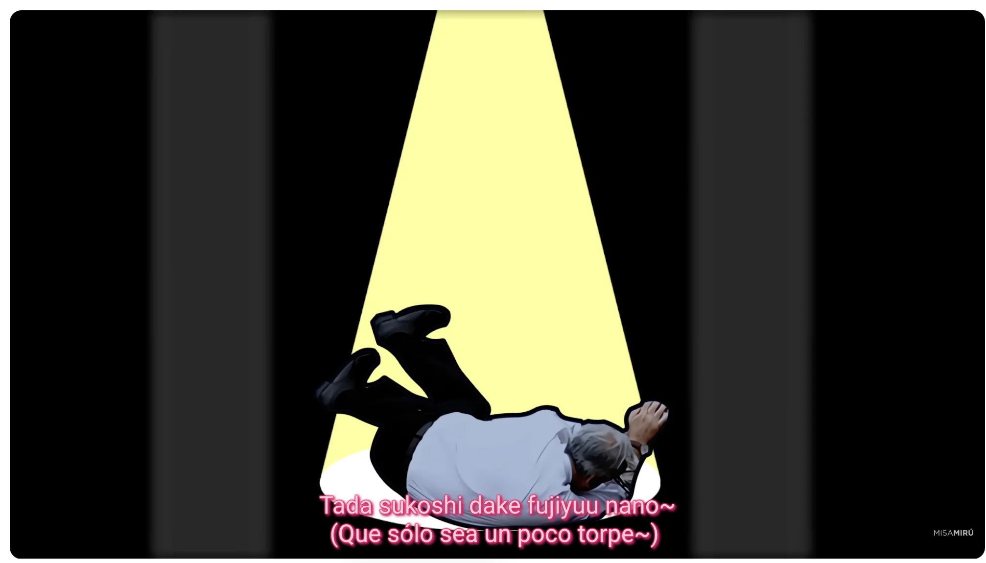 El mismo fotograma de Piñera caído, ahora con camisa celeste, sobre fondo negro, con el subtítulo "Que sólo sea un poco torpe~"