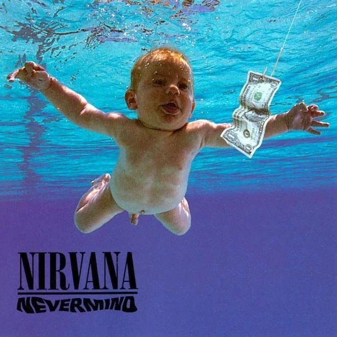 Portada del disco Nevermind de Nirvana, un bebé nadando bajo el agua hacia un billete de dólar