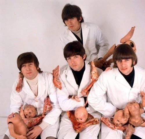 Los cuatro integrantes de The Beatles vestidos de carniceros, sosteniendo muñecas desmembradas y trozos de carne cruda, portada censurada de Yesterday and Today